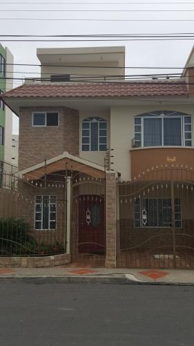 BONITA CASA DE DOS PISOS CON TERRAZA DE 4 DORMITORIOS CON FINOS ACABADOS