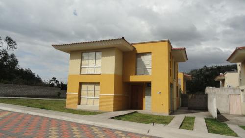 Vendo hermosa casa de estreno en Otavalo