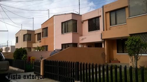 Dos Hemisferios, casa de 2 pisos con parqueadero incorporado, $85.000 Informes: 2353232, 0997592747