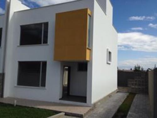 Casa independiente de un conjunto de seis en condominio el Rocio