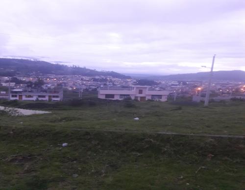 LOTE ESQUINERO EN OTAVALO DE 140 METROS CUADRADOS