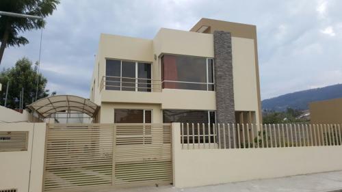 OPORTUNIDAD CASA EN URBANIZACIÓN PRIVADA EL LIMONAR VÍA LUMBISI 