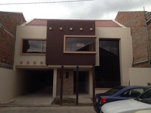 VENDO AMPLIA CASA POR TERMINAR 