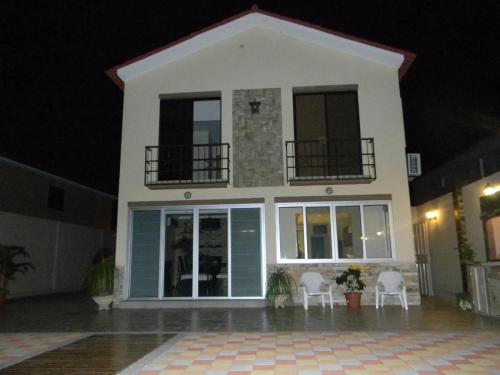 HERMOSA CASA AL PIE DEL RIO CIUDAD CELESTE ACABADOS LUJO