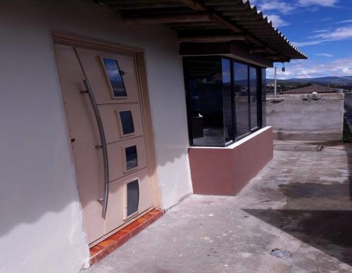 VENDO CASA PEQUEÑA EN OTAVALO