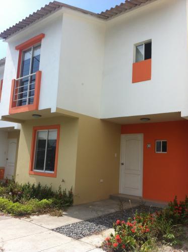 RIOSOL 1 SU CASA DENTRO DE GUAYAQUIL CERCA DE TODO