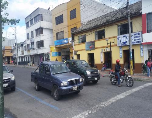 VENTA DE CASA COMERCIAL EN CAYAMBE UBICACIÓN ESTRATEGIA ZONA COMERCIAL.