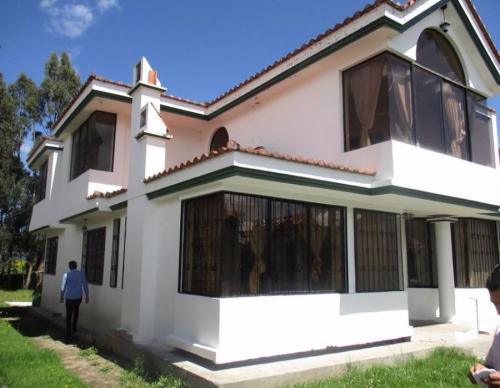 EN VENTA CASA GRANDE Y CON TERRENO EN CENTRO CAYAMBE