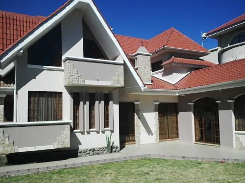 Espectacular casa en Venta, Ricaurte muy buen sector .