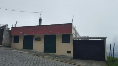 POR URGENCIA. VENDO CASA CON 2 LOCALES, 1 DEPARTAMENTO Y GARAGE 2 CARROS, 