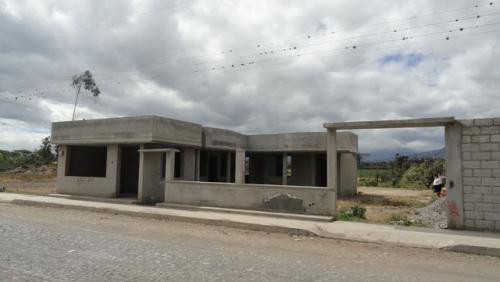 SE VENDE EN ATUNTAQUI CASA Y TERRENO