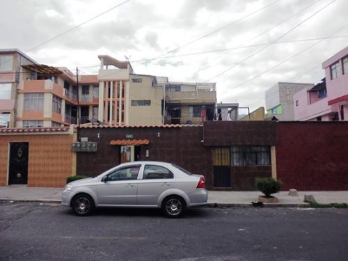 VENDO CASA RENTERA EN BARRIONUEVO (SUR DE QUITO).