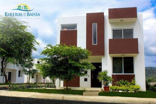 CASA PROPIA EN BAHIA DE CARAQUEZ MANABI