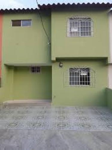 Vendo acogedora villita de 2 plantas en mucho lote $ 48.000(scuchamos ofertas)