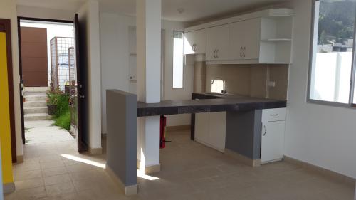 Remato Casa 2pisos 70m2 nueva, con proyeccion a 3 pisos, Barrio El Rosario, a 4min del camino antiguo a Conocoto