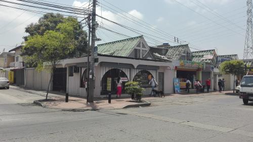 VENDO CASA ESQUINERA ALBORADA X ETAPA