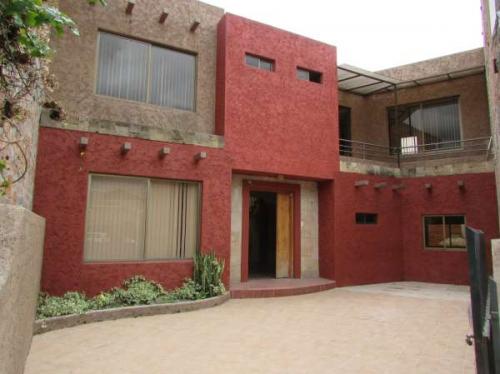 HERMOSA CASA CON JARDINES SECTOR COLEGIO LOS ANDES 