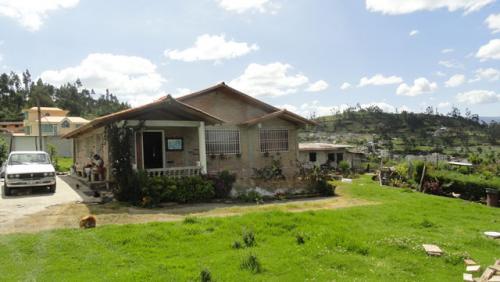 Vendo terreno con casa al filo de la panamericana norte de Otavalo