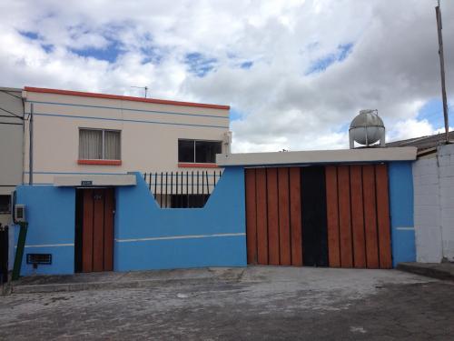 Casa de dos plantas en Pusuqui junto a Unidad Educativa Espejo