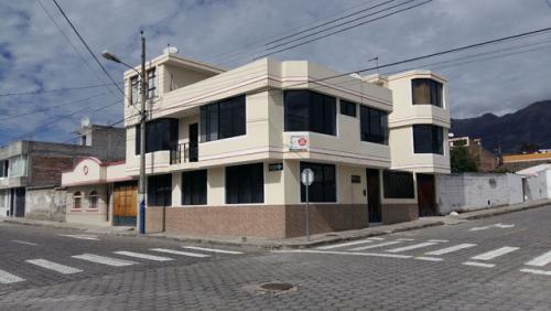 Vendo casa esquinera en Cotacachi