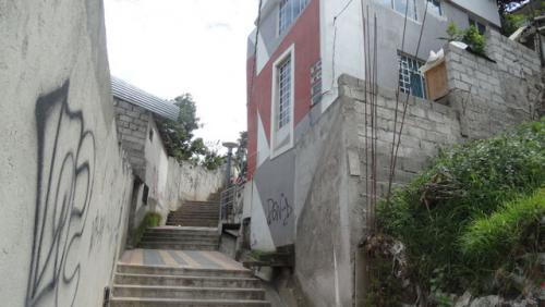 Se vende casa de 3 pisos de cemento armado en Otavalo – Imbabura. 