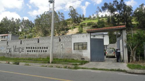 SE VENDE EN OTAVALO AL FILO DE LA LAGUNA DE SAN PABLO 1400 M2 DE TERRENO CON CASA EN IMBABURA