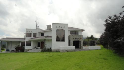 VENDO HERMOSA CASA CAMPESTRE CON TERRENO DE 2800 M2 EN OTAVALO SECTOR QUICHINCHE PROVINCIA DE IMBABURA