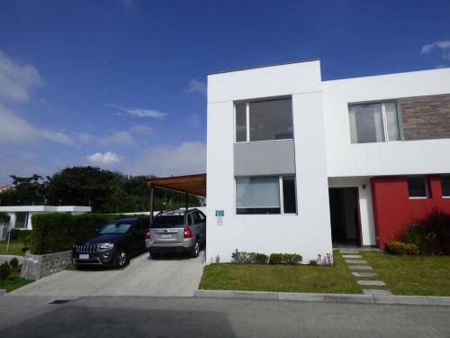 Casa Moderna en Urbanización La Armenia, Quito