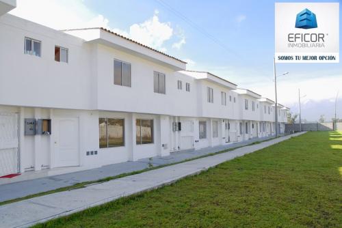 VENDO HERMOSAS CASAS A ESTRENAR EXCELENTE UBICACIÓN LA MITAD DEL MUNDO