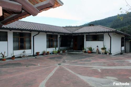 Valle de los Chillos, casa independiente de un a planta, 1030m2 de terreno, 240m2 de construcción $240.000 2353232,0997592747,0992758548