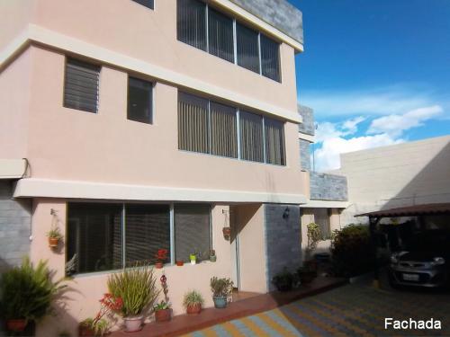 Casa Pomasqui de tres pisos,independiente,154m2 de construcción $115.000 Ventas: 2353232,0997592747,0992758548