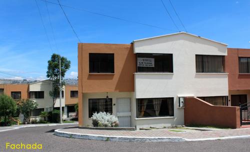 Dos Hemisferios,vendo casas bonitas de 2 pisos, 100m2 de construcción $89.000 2353232, 0997592747, 0992758548