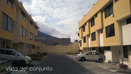 La Joya, casa de 3 pisos, esquinera en conjunto, sector Pomasqui $85.000 Inf: 2353232, 0997592747, 0992758548