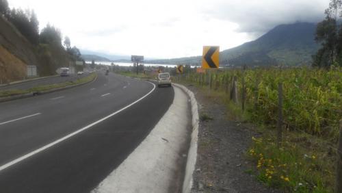 VENDO  1500 m2  EN OTAVALO AL FILO DE LA PANAMERICANA