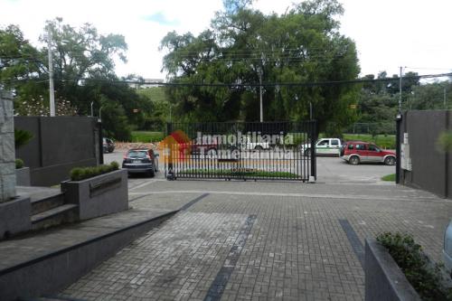 CASA CON LOCALES COMERCIALES DE VENTA SECTOR AV. 12 DE ABRIL