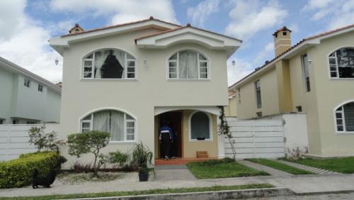 Vendo casa en Otavalo en un conjunto habitacional privado