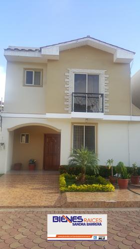 SE VENDE LINDA CASA EN URB. ALCANTARA CALLE LOJA Y GUAYAQUIL