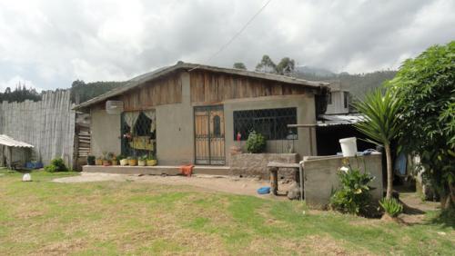 Vendo terreno con casa y chancheras en Otavalo sector San Pablo