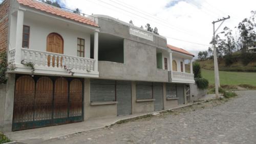 Vendo en Otavalo casa con terreno esquinero