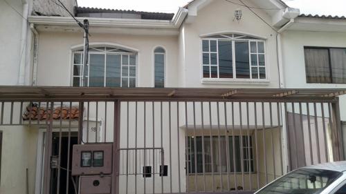 CASA DE DOS DEPARTAMENTOS EN LA CDLA CALDERON