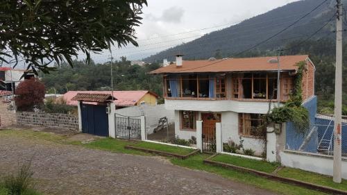 Vendo casa con terreno en el Valle de los Chillos / Alangasí / Angamarca