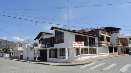 Vendo en Otavalo una casa esquinera de lujo