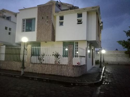 Vendo casa en Otavalo, en un Conjunto habitacional Privado