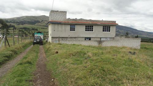 Vendo casa con terreno de 3200 m2 en Cajas