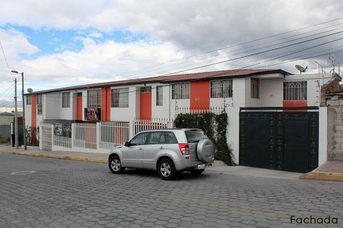 Calderón,vendo propiedad tiene 2 departamentos,2 canchas sintéticas, local $450.000 2353232, 0997592747, 0992758548