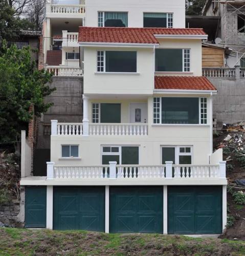 Hermosa casa de tres pisos con acabados de lujo Sector Capelo a pocos mts de la Iglesia.