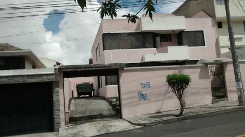 Vendo Casa En Leonardo Murialdo Y M. Calixto A Dos Cuadras De LA AV. REAL AUDIENCIA 