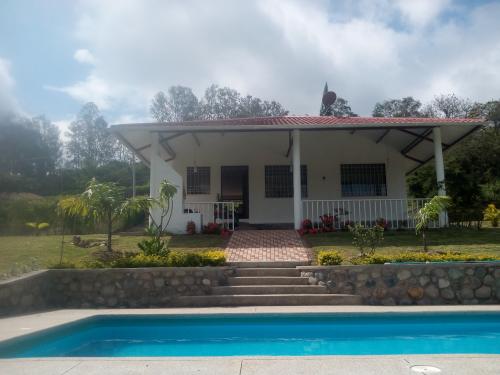 Casa con piscina y hermoso jardín, Yunguilla