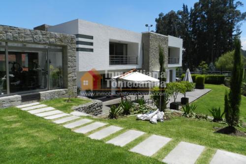 LUJOSA CASA DE VENTA CON AMPLIA ÁREA VERDE SECTOR SAN JOAQUÍN