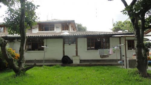 SE VENDE EN OTAVALO TERRENO DE 975 M2 Y CASA DE 180 M2 DE CONSTRUCCION